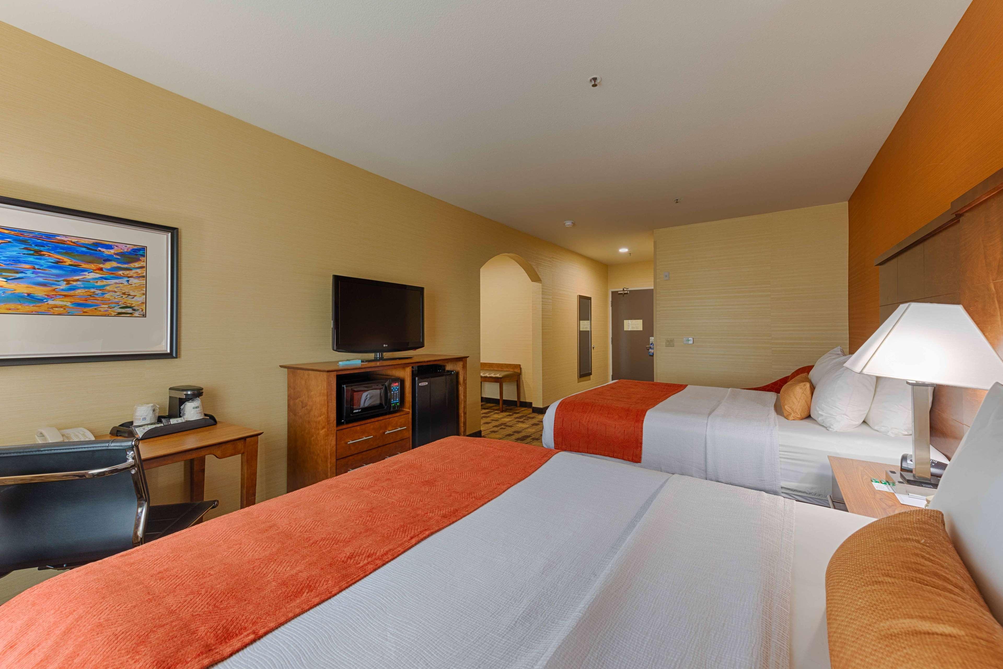 Best Western Plus Delta Inn & Suites Oakley Exterior foto